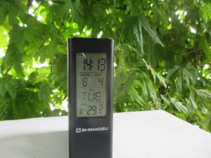 カーテン内側：気温29.7℃