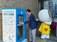 市庁舎前給水機設置の様子（2）