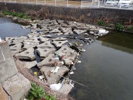 市内河川に蓄積したプラスチックごみ