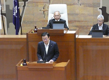 提案説明を行う市長