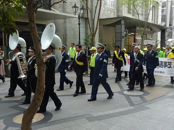 商店街をパレードする市長の写真