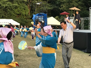 一合まいたを踊る市長の写真